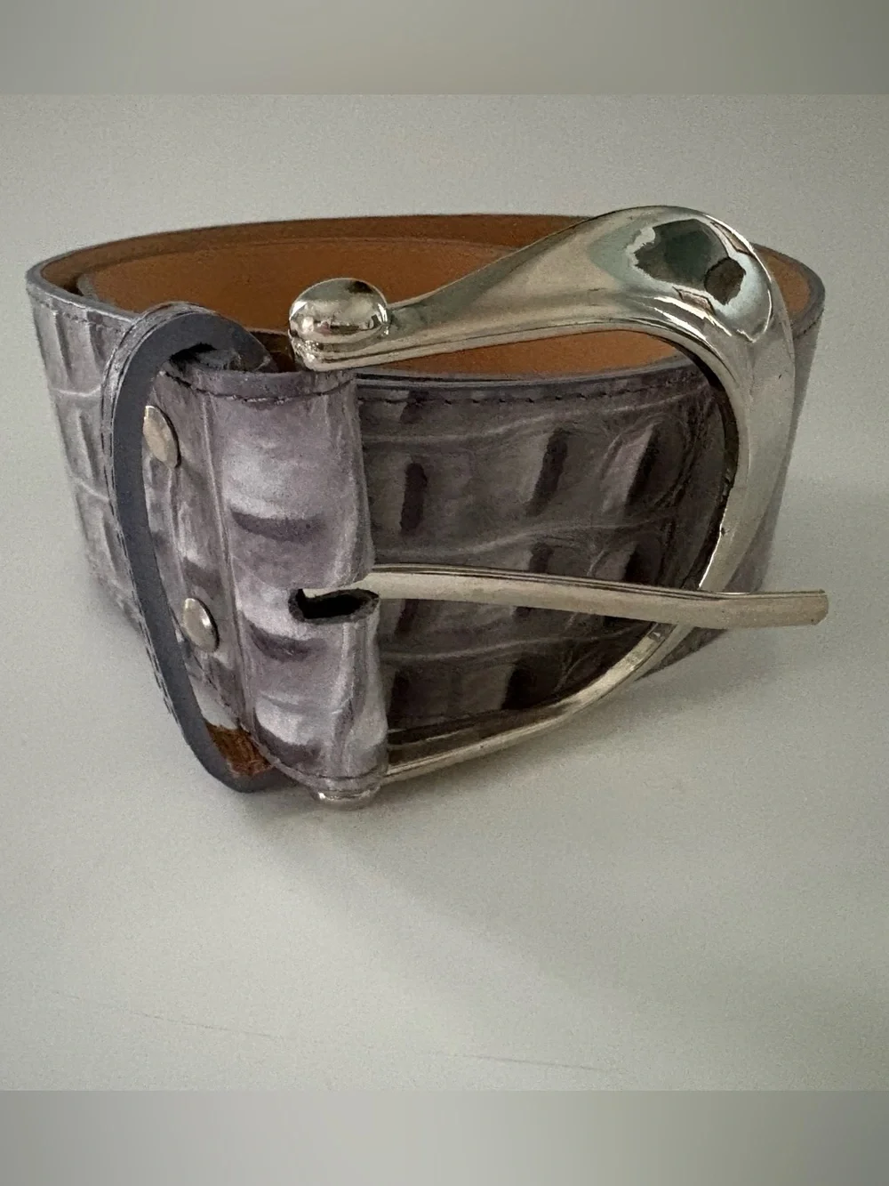 Women’s Gray Crocodile-Embossed Leather Belt Made in Italy silver buckle